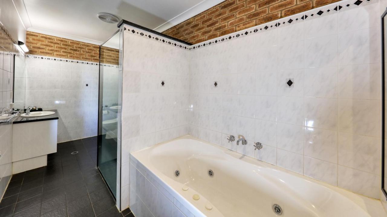 Hamilton Henry Parkes Motor Inn Экстерьер фото