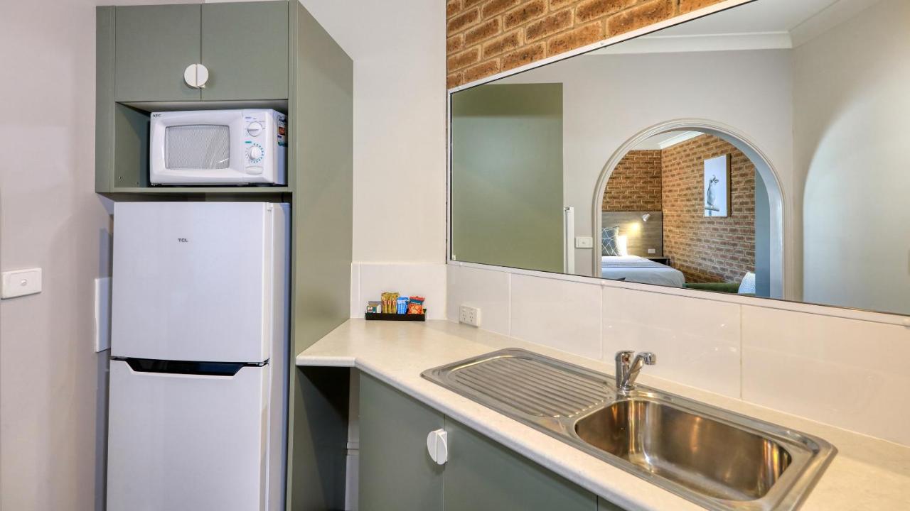 Hamilton Henry Parkes Motor Inn Экстерьер фото