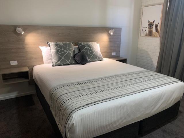 Hamilton Henry Parkes Motor Inn Экстерьер фото